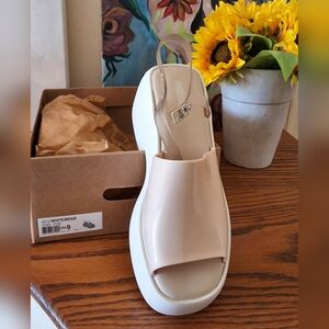Brand New! Melissa "POSE" White/Beige Platform Sandals - Size 9